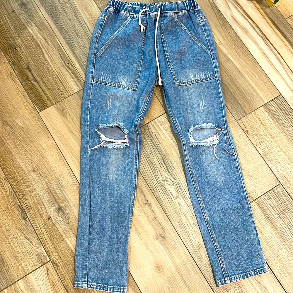 Drawstring jeans with distressed knees